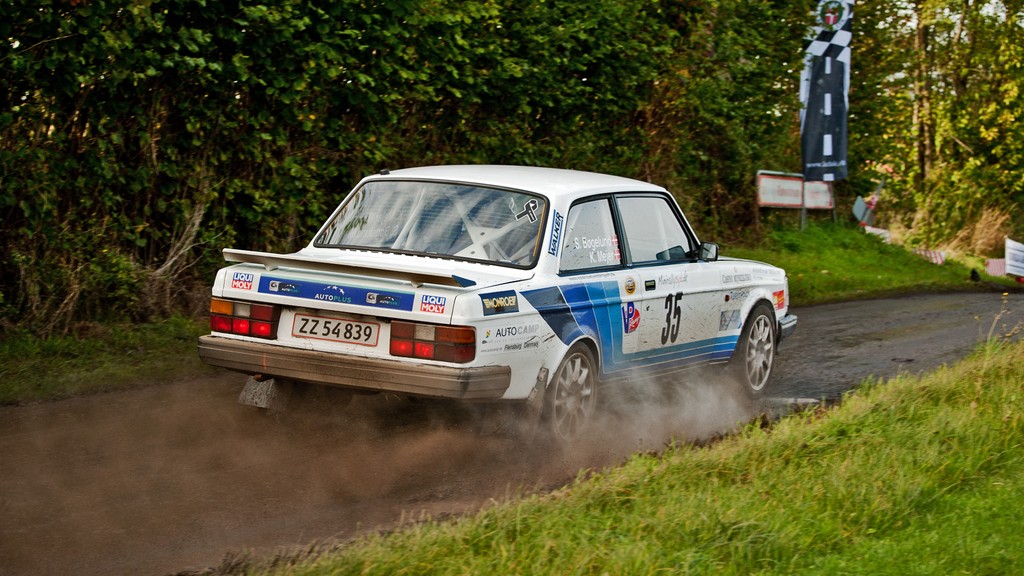 Kurt Mejer og Steen Bøgelund kørte en flot 2. plads hjem i Danmarksmesterskabet for historiske biler over 2.000 ccm.
(Foto: rallypics.dk – Viggo Johansen)